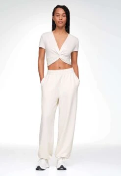 Oysho Short-Sleeved V-Neck - T-Shirt Basique - Off White -ESPRIT Soldes 034cbd5afd0d420fbfcd4250df81606a