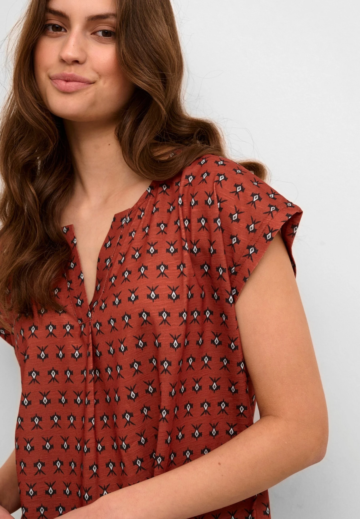 Kaffe Kaedna - T-Shirt Imprimé - Red Black White Graphic Print 6 Kaffe Kaedna - T-Shirt Imprimé - Red Black White Graphic Print – Image 4