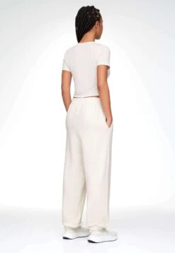 Oysho Short-Sleeved V-Neck - T-Shirt Basique - Off White -ESPRIT Soldes 332130a2cc6a461599473a51c7d50544