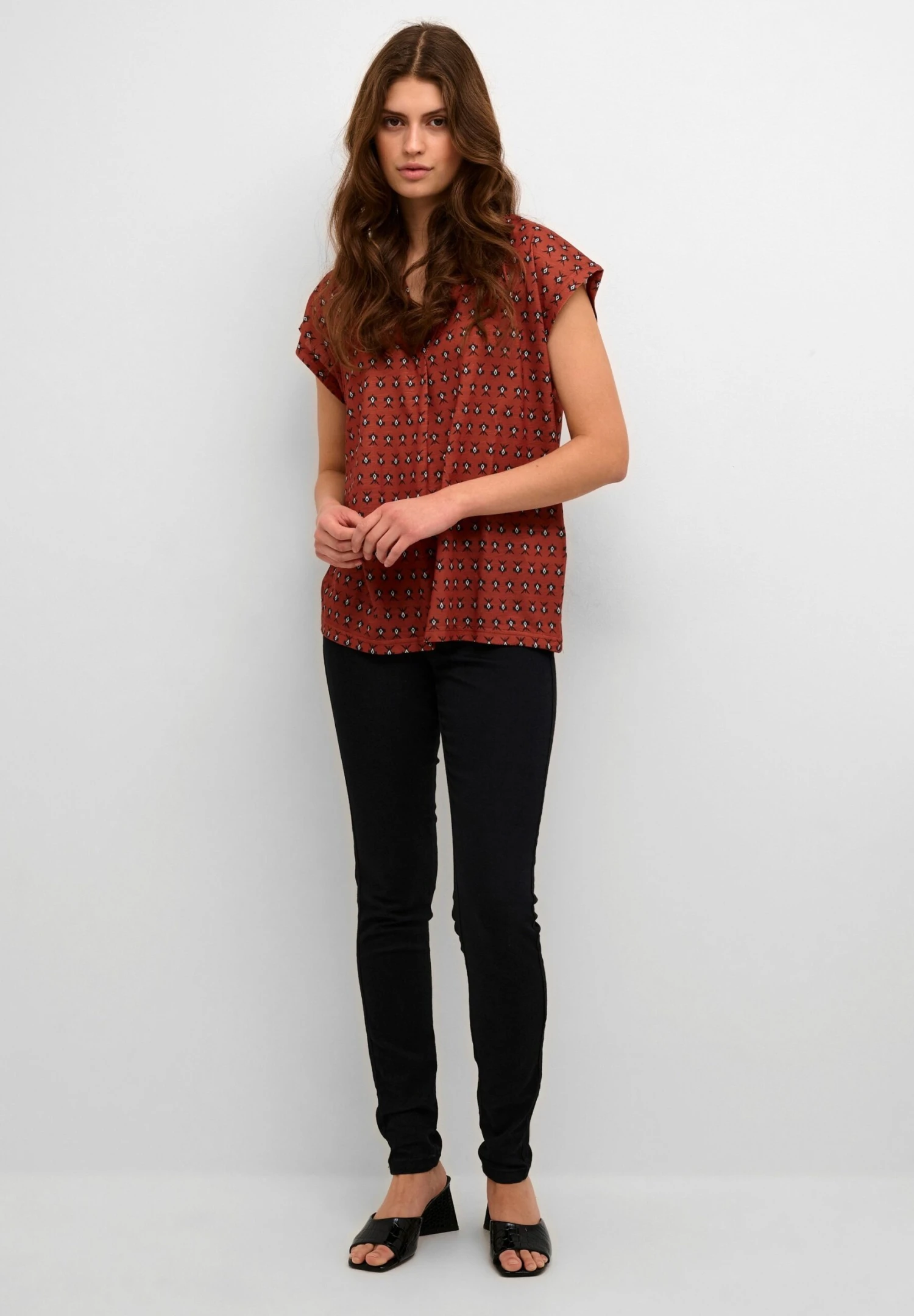 Kaffe Kaedna - T-Shirt Imprimé - Red Black White Graphic Print 4 Kaffe Kaedna - T-Shirt Imprimé - Red Black White Graphic Print – Image 2