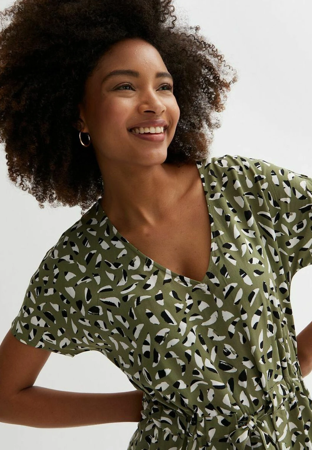 New Look Abstract V Neck Short Sleeve - Combinaison - Green Pattern 6 New Look Abstract V Neck Short Sleeve - Combinaison - Green Pattern – Image 4