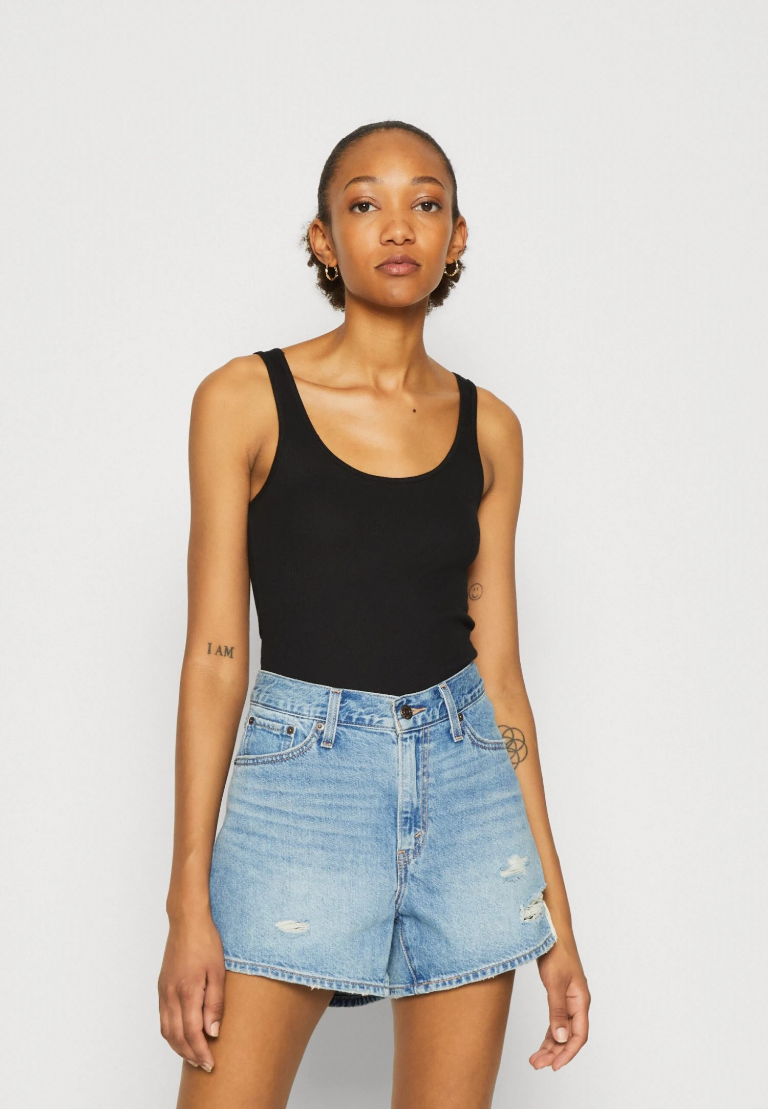 WEEKDAY Open Neck Tank 2 Pack - Débardeur - Black Dark 4 WEEKDAY Open Neck Tank 2 Pack - Débardeur - Black Dark – Image 2