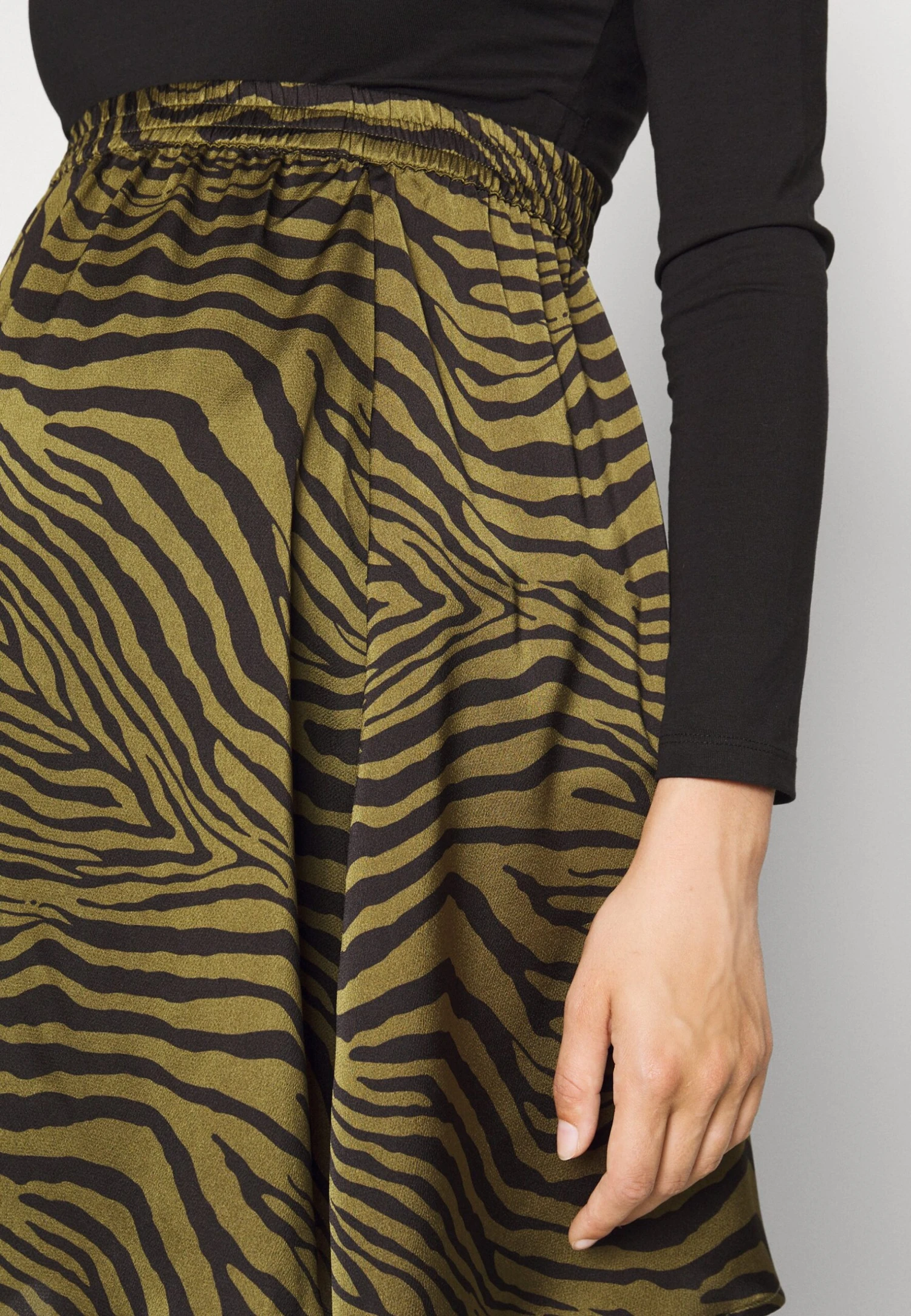 Mamalicious Mlleandra Skirt - Jupe Crayon - Winter Moss 7 Mamalicious Mlleandra Skirt - Jupe Crayon - Winter Moss – Image 5