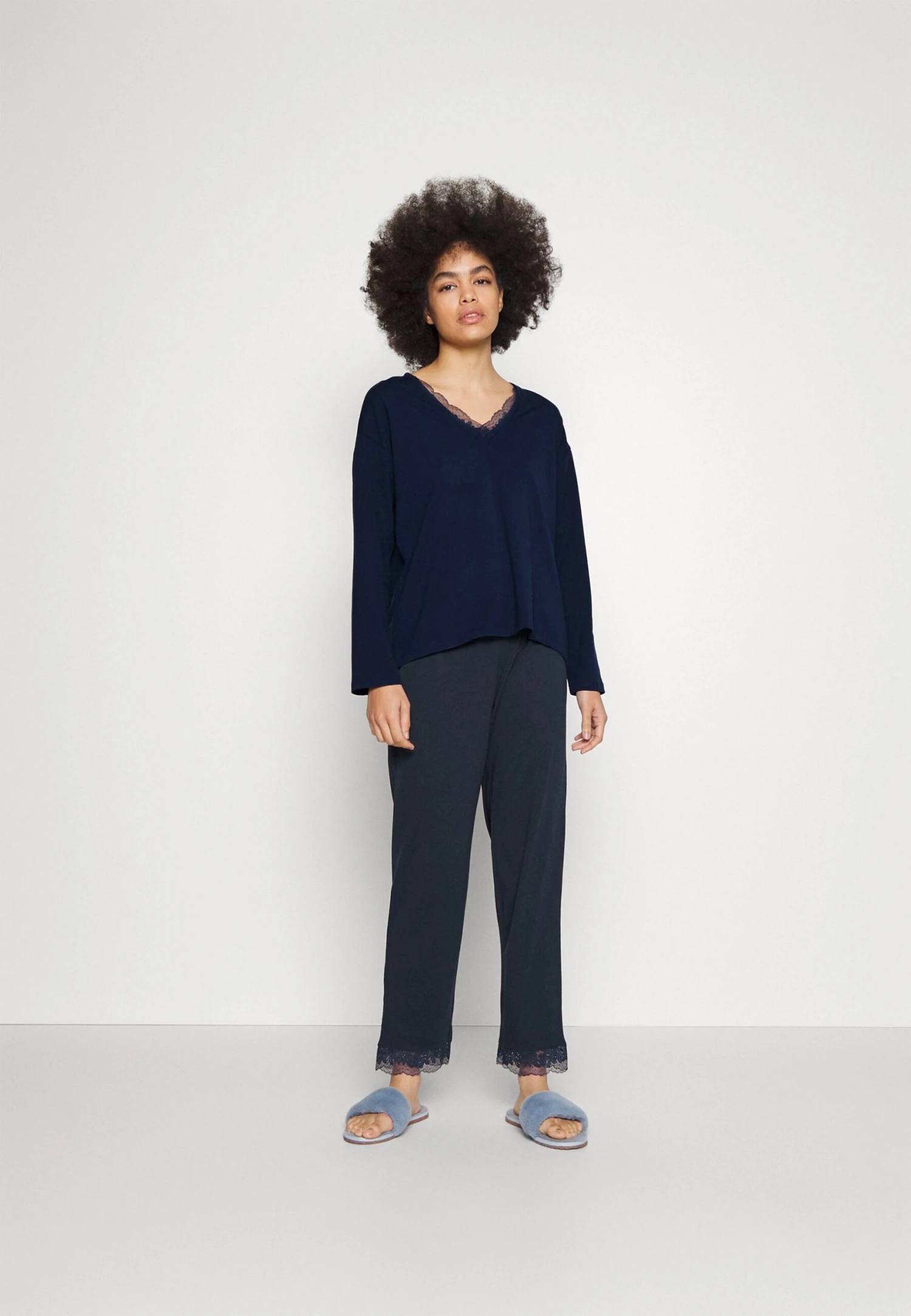 ESPRIT Seasonal Solid Long Leg Long Sleeve - Pyjama - Ink 3 ESPRIT Seasonal Solid Long Leg Long Sleeve - Pyjama - Ink